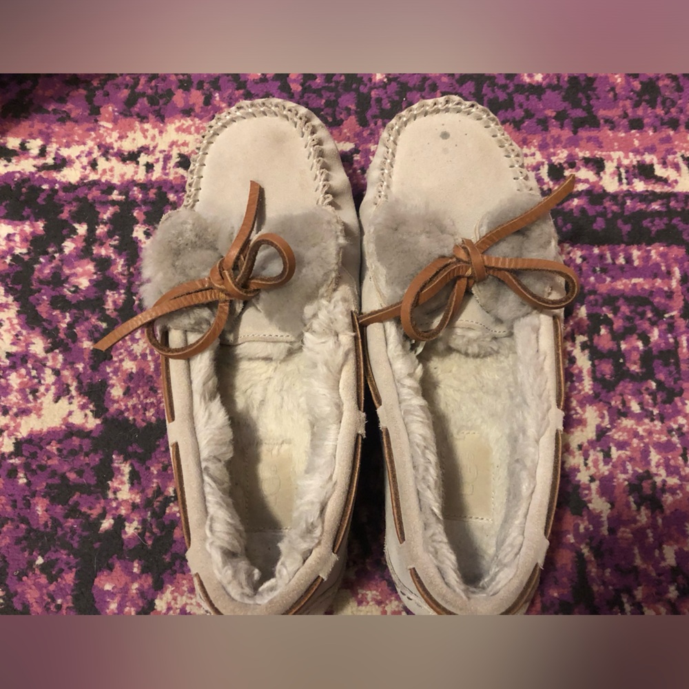 UGG Women's Suede Moccasin Slippers - Light Gray with Tan Bow